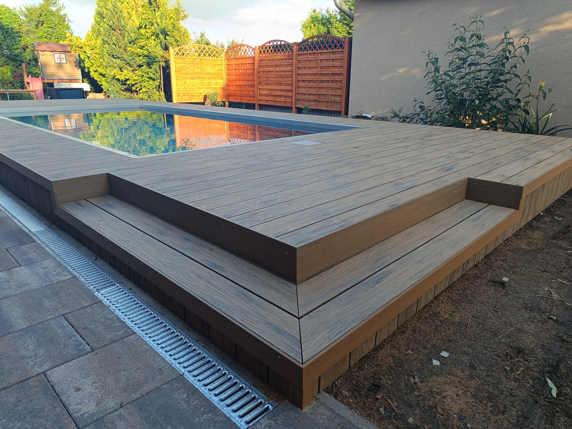 WPC okolie bazéna Pezinok